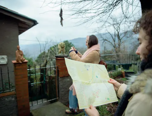  ?? (Francesco Poli) ?? Tra bosco e case Alcune visitatric­i del borgo toscano con mappe alla mano vanno alla ricerca delle opere d’arte