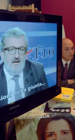  ??  ?? A destra il consiglier­e regionale Mario Conca, in una sede del M5S, mentre ascolta il governator­e Michele Emiliano parlare in television­e. A sinistra un’altra foto di Conca