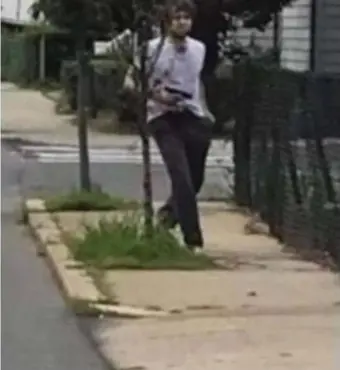  ?? COuRTESy Of MELiSSA GATTA ?? KILLER ON THE LOOSE: A cellphone image shows Winthrop shooter Nathan Allen advancing down the sidewalk, gun in hand, during Saturday’s rampage on Beach Street in Winthrop.