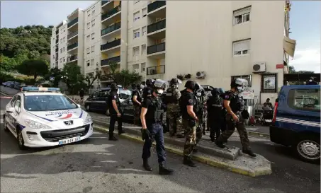  ??  ?? Les forces de l’ordre étaient déjà intervenue­s en nombre jeudi après-midi dans la cité des Liserons après que des coups de feu ont été échangés. (Photo Eric Ottino)