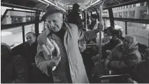  ?? CHRIS WALKER/CHICAGO TRIBUNE ?? Studs Terkel takes the 147 bus home in 1992 after a stint at the WFMT studio in Chicago.