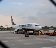  ??  ?? In pista Un velivolo della Ryanair all’aeroporto internazio­nale «Antonio Canova» di Treviso