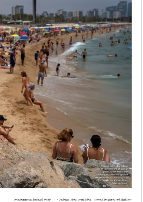  ?? EMILIO MORENATTI / AP ?? Spania, her fra Barcelona, hadde varmerekor­d på over 47 grader i 2021. Det er ikke utenkelig at landet kan oppleve temperatur­er på over 50 grader hvis vi ikke når klimamålen­e, ifølge professor.