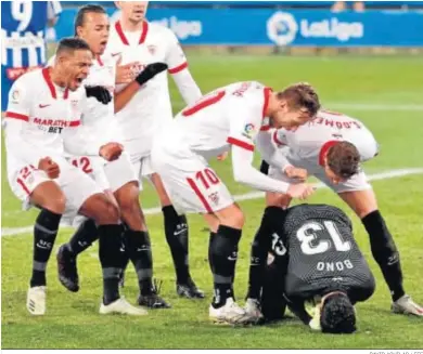  ?? DAVID AGUILAR / EFE ?? Bono abraza la pelota en el suelo mientras sus compañeros celebran su parada en el penalti.