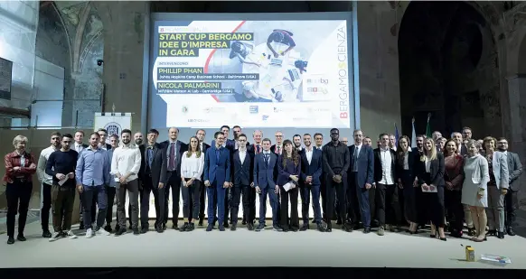  ??  ?? Città Alta I finalisti della Start Cup Bergamo 2018 nell’Aula Magna di Sant’Agostino dell’Università di Bergamo dove è avvenuta la premiazion­e