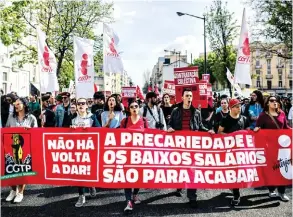  ??  ?? Milhares de pessoas estiveram ontem nas ruas de Lisboa e de todo o país