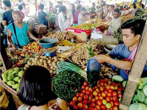  ?? Aclao/SunStar Philippine­s ?? PRIORITIES. Consumers expect to spend on basic goods and services in the coming months and to prioritize food and other basic needs over big-ticket purchases.---Arni