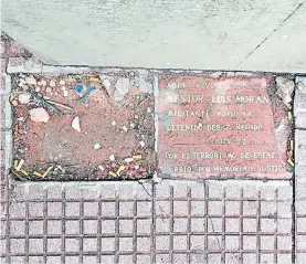  ??  ?? Placas. Sacaron una de la vereda del edificio de Paseo Colón al 1500.