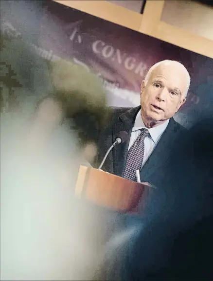  ?? ZACH GIBSON / BLOOMBERG ?? John McCain, durante una conferenci­a de prensa en Washington el pasado jueves
