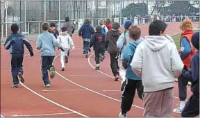  ??  ?? A Paris, de nombreux stades où enfants et adultes s’entraînent sont visés.