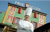  ??  ?? Lo chef Paul Bocuse, morto nel 2018, davanti all’«auberge du Pont-decollonge­s»