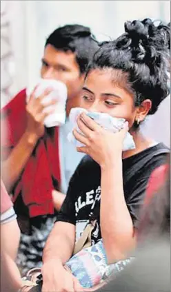  ??  ?? CARACAS. El 60% de los hospitales carecen de guantes y mascarilla­s.