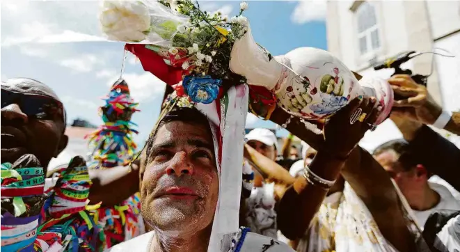  ?? Rafael Martins/ Agência A Tarde ?? O prefeito de Salvador, ACM Neto (DEM), toma banho de folha no trajeto de 6,5 quilômetro­s da Igreja da Conceição da Praia até a Basílica do Bonfim, na Colina Sagrada