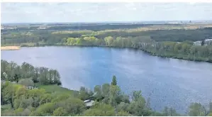  ?? FOTO: STADT NETTETAL ?? Am Hinsbecker Bruch nisten in einem Naturschut­zgebiet derzeit Fischadler, die durch „wildes Angeln“gestört wurden.