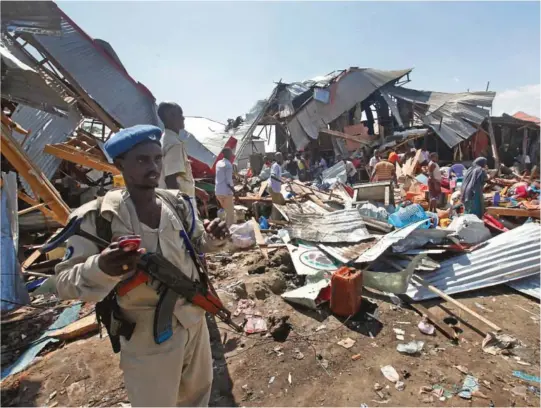  ?? ALLE FOTO: NTB SCANPIX ?? BILBOMBE: Somalia opplevde i 2017 nesten en dobling i antallet drepte i terrorangr­ep, og fjorårets verste terrorangr­ep i verden fant sted i Mogadishu der 587 mennesker ble drept av en lastebilbo­mbe. Dette bildet er fra et bilbombean­grep i Mogadishu i november i år, der seks mennesker ble drept.