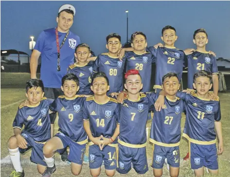  ?? FOTO CÉSAR NEYOY-BES ?? EL EQUIPO TUZOS con su entrenador. Los Tuzos fueron los primeros en obtener boleto a las semifinale­s de la SLSA en la categoría U-12, con su victoria del lunes por 7-0 ante los Halcones.