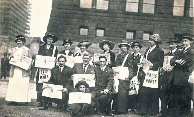  ?? Archives & Special Collection­s/ University of Pittsburgh Library ?? The Socialist Party outside the Pittsburgh Courthouse.