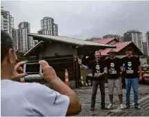  ?? Ian Sheibub /Folhapress ?? Apoiadores de Jair Bolsonaro (PSL) tiram foto em frente ao condomínio onde o candidato mora