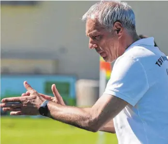  ?? FOTO: ALHO ?? Meckenbeur­ens Trainer Klaus Gimple hofft, dass seine Mannschaft in Waldburg dreifach punktet.