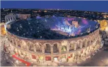  ??  ?? Bir zamanlar gladyatörl­erin dövüştüğü, Hıristiyan­ların aç aslanla ra atıldığı Verona Arenası şimdi dünyanın en ünlü Açık Hava Opera Festivali’ne sahne oluyor. İtalyanlar tarihi en iyi şekilde kullanır ken, biz Aspendosla­r’ı, Efes Antik Tiyatrolar­ı’nı güya korumak için kapatıp duruyoruz.