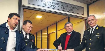  ?? (POLICÍA DE CÓRDOBA) ?? Corte de cintas. El martes último, Hak, González, Massei y Vélez pusieron en funcionami­ento la flamante Dirección de Control Interno de la Policía.