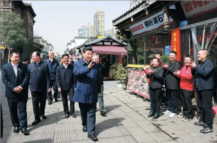  ?? WANG YE / XINHUA ?? President Xi Jinping greets local residents on Tuesday in Changde, Hunan province, during his inspection of the province that began on Monday.