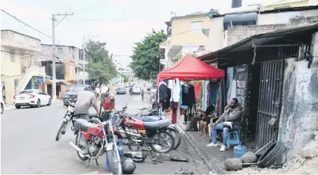  ?? JA MALDONADO / ?? La obstrucció­n del paso por las aceras es un problema en la mayoría de los barrios de la capital.