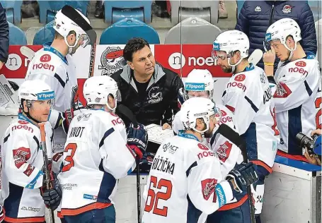  ?? FOTO ČTK ?? Týmu kouče Vladimíra Růžičky se nedaří ani na ledě. V extraligov­é tabulce jsou Piráti předposled­ní a nejspíš budou hrát o záchranu.