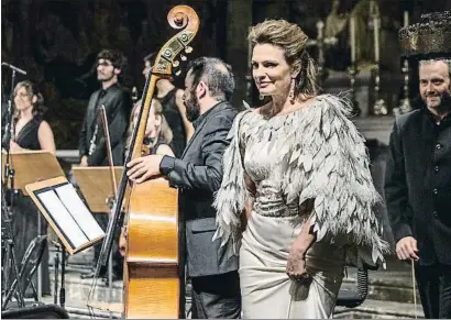  ?? JOAN CASTRO / ICONNA ?? La cantant va actuar a Peralada acompanyad­a per la jove Orquestra Victòria dels Àngels