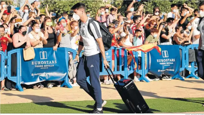  ?? FOTOS: ANTONIO PIZARRO ?? Álvaro Morata llega al hotel Eurostars Torre Sevilla junto al resto de la selección española ayer por la tarde.