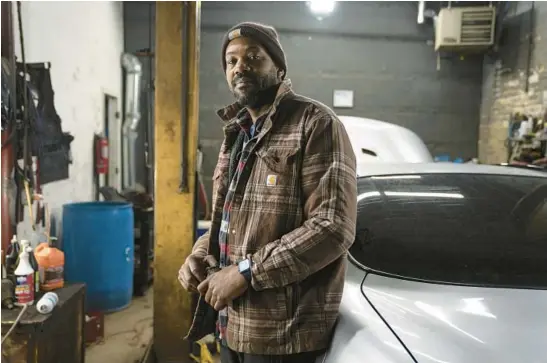  ?? E. JASON WAMBSGANS/CHICAGO TRIBUNE ?? Jeff Frizzle in his auto repair shop at 59th Street and South Lowe Boulevard in the Englewood neighborho­od on Dec. 19.