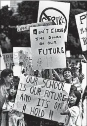  ?? PHIL GREER/CHICAGO TRIBUNE ?? About 200 parents and students march on Sept. 17, 1987, outside Mayor Harold Washington’s apartment building in Hyde Park to protest the school strike.