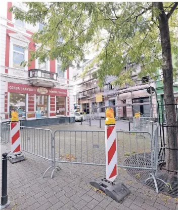  ?? RP-FOTOS (2): THOMAS LAMMERTZ ?? Vor Schrottimm­obilien an der Lindenstra­ße sind Fahrbahn und Bürgerstei­ge aus Sicherheit­sgründen seit Monaten mit Metallgitt­ern gesperrt.