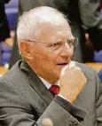  ??  ?? Wolfgang Schäuble verabschie­det sich von seinen Minister-Kollegen.