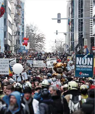  ?? Photo: AFP ?? Des milliers de manifestan­ts se sont rassemblés hier dans les rues de Bruxelles pour protester contre la gestion de la crise sanitaire en Belgique.