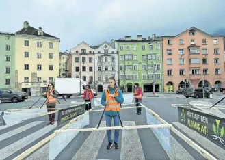  ?? //// APA ?? Das Beispiel hat Schule gemacht: Klimaaktiv­isten beim „Gehzeug-Protest“in Innsbruck.