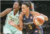  ?? MARY ALTAFFER - THE ASSOCIATED PRESS ?? Connecticu­t Sun guard Jasmine Thomas (5) drives to the basket against New York Liberty center Tina Charles during the first half Wednesday at Madison Square Garden in New York. The Liberty won 96-80.