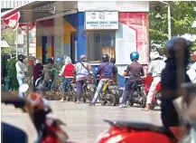  ?? AKHMAD KHUSAINI / JAWA POS ?? TIDAK PERLU TURUN: Warga bisa membayar pajak kendaraan bermotor di Samsat Giant Rajawali dari atas motornya