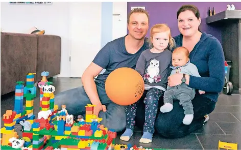  ?? RP-FOTOS: STOFFEL ?? „Ohne Frau van der Velden hätten wir heute keine Kinder“: das Ehepaar Frank und Sabrina Verhoeven mit seinen beiden Kindern Merle (3) und Malte (sieben Wochen).