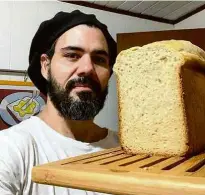  ?? Juliano Cazarré no Instagram ?? O ator Juliano Cazarré compartilh­ou a selfie acompanhad­a de uma receita de pão. “Pão de leite caseiro. Será que cresceu? Hoje eu fiz na máquina de pão, mas já fiz na mão também”, escreveu