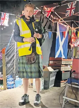  ?? Kitchen ?? Pipes in Poland
Mark Bushby playing his pipes at the Siobhan’s Trust field