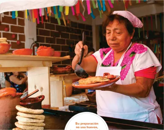  ??  ?? En la cocina de Silvia Cruz no se usa sal sino una piedra salina llamada tequesquit­e que se cocina junto a las verduras.