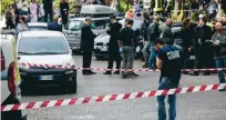  ?? FOTO: MASSIMO PERCOSSI/AP ?? Poliser undersöker platsen för explosione­n.