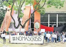  ??  ?? La universida­d de Morelos requiere 640 millones de pesos para pagar aguinaldo y prima vacacional, entre otros conceptos, a 6 mil empleados.