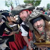  ?? PHOTO DANIEL MALLARD ?? Avec leurs costumes flamboyant­s et leurs mimiques inimitable­s, les pirates ont amusé petits et grands.