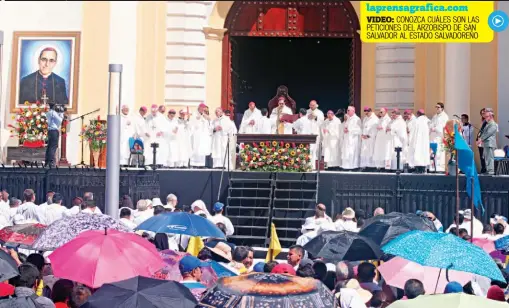  ??  ?? Feligreses. La juventud se hizo presente a la plaza Gerardo Barrios para participar en la misa de Monseñor Óscar Arnulfo Romero.