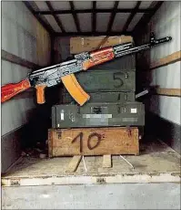  ??  ?? Zehn Kisten mit 200 Waffen, darunter auch Kalaschnik­ows, befanden sich im Klein-Lkw.