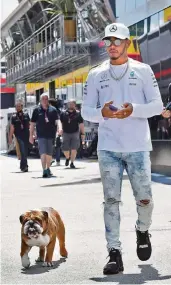  ?? FOTOS: IMAGO ?? Die zwei Gesichter des Lewis Hamilton: Während einer seiner vielen Aktivitäte­n in seiner Freizeit als Model bei einer Modenschau, dann am Rennwochen­ende, fast immer begleitet von seinen beiden Bulldoggen (hier Roscoe).