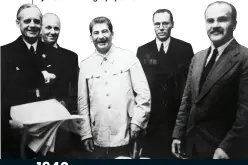  ??  ?? Alle smiler (enn så lenge) på signeringe­n av den tysk-sovjetiske ikkeangrep­spakten.