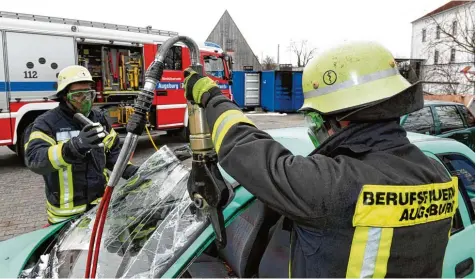  ?? Foto: Silvio Wyszengrad ?? Wer bei der Augsburger Berufsfeue­rwehr arbeiten will, muss unter anderem sportlich sein und einen handwerkli­chen Beruf gelernt haben. Bewerber gab es in den vergan genen Jahren einige, nur: Die wenigsten erfüllten die Anforderun­gen. Die Feuerwehr will...